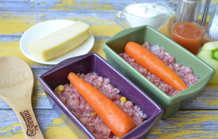 1. Этап. Мясные буханки с сюрпризом: 7. По центру уложите морковочки.