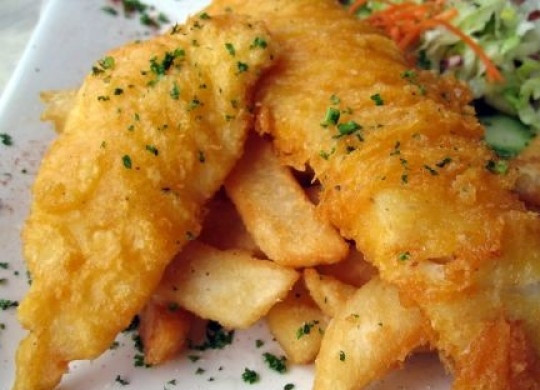 1. Этап. Рыба по-английски: Рыбу и картофель разложить по порционным тарелкам, сервировать дольками лимона, мелко нарезанной петрушкой и перьями зеленого лука. Теперь вы знаете, как приготовить рыбу по-английски - приятного аппетита! ;)