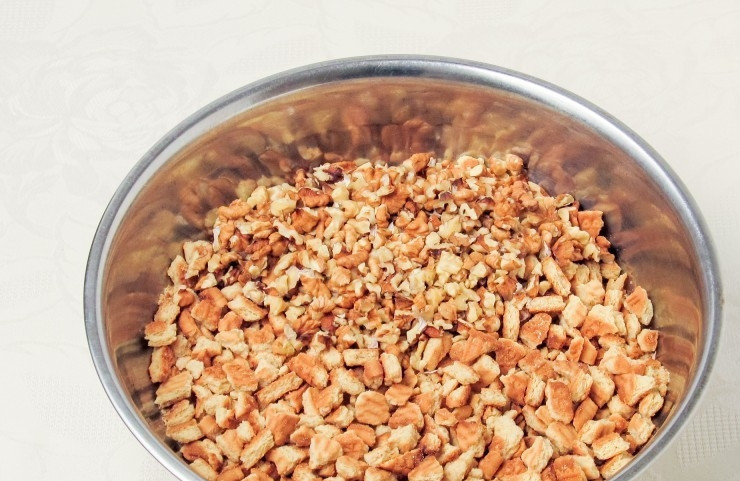 1. Этап. Торт из печенья и вареной сгущенки: Поломайте на маленькие кусочки орехи и печенье. Смешайте их в глубокой миске.