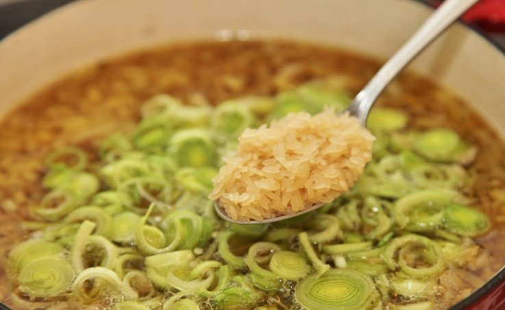 1. Этап. Луковый суп с курицей: Затем добавляем в суп зеленую часть лука-порея и рис.