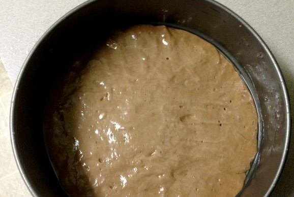 1. Этап. Пирог Зебра со сметаной: 2. Дальше в половину теста вводим какао-порошок, тесто должно приобрести коричневый цвет. Дальше все просто: выпекаем коржи при температуре 200 градусов в духовке примерно по 15-20 минут каждый.