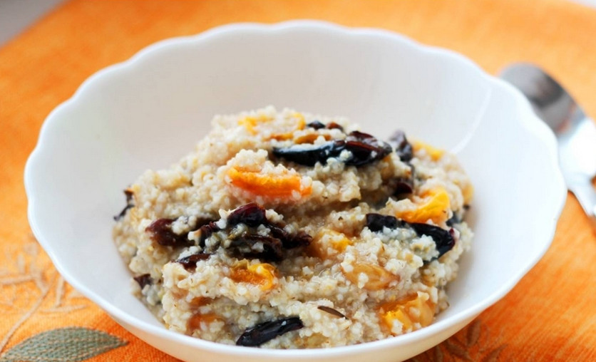 1. Этап. Каша с орехами и сухофруктами: Соедините кашу с сухофруктами, добавив орехи. Также можно добавить кусочек сливочного масла. Приятного аппетита!