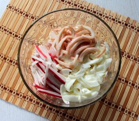 Royal Seafood Salad 1. Stage. Royal Seafood Salad: Boil squids in boiling, salted water for about half a minute, cool, peel and cut into rings or strips. Add the chopped egg whites and also the chopped crab sticks.