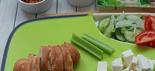 1. Этап. Салатная тарелка с ветчиной: Подготавливаем ингредиенты. Помидор-огурец-лук помыть, порезать, посолить, поперчить, сбрызнуть маслом. Часть сельдерея порезать ломтиками и добавить к овощам, остаток порезать палочками. Яблоко помыть, освободить от семенной коробочки, нарезать крупно. Сыр порезать полосками, потом разломать на кубики. Маринад (чатни) выложить в соусник. Хлеб также порезать. Не могу не упомянуть, что хлеб испечён по рецепту Светланы мисс https://www.povareno k.ru/recipes/show/62 862/ А чатни приготовлено по рецепту Лилии lili-8888 https://www.povareno k.ru/recipes/show/95 384/