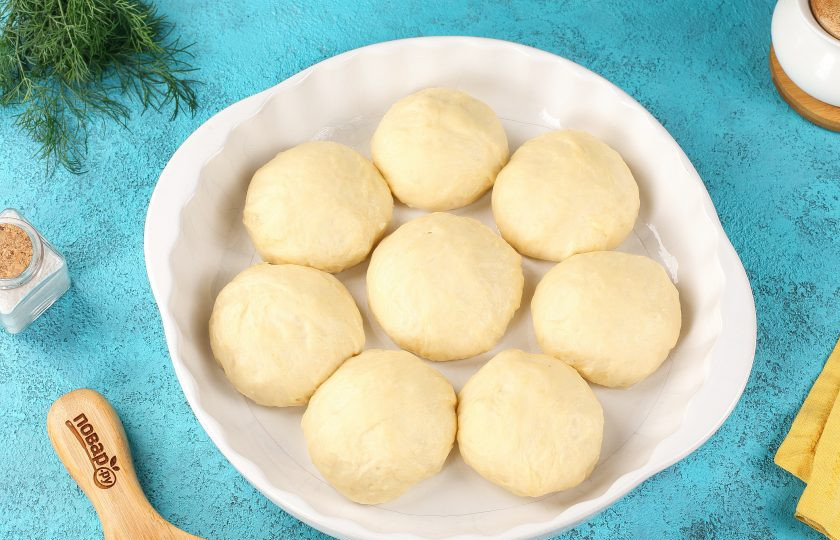 1. Этап. Пампушки с чесноком к борщу: Накройте полотенцем и оставьте в тёплом месте до тех пор, пока они не поднимутся, обычно хватает 20-30 минут.