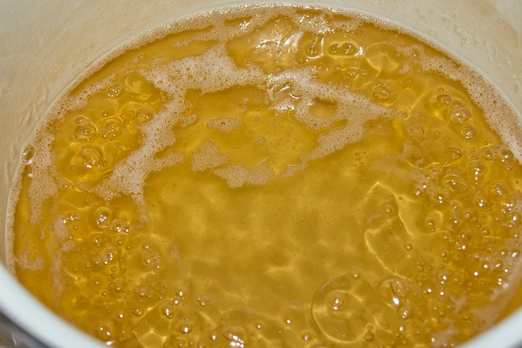 1. Этап. Варенье из яблок без кожуры: В кастрюлю с толстым дном надо засыпать сахар, добавить воду и варить на среднем огне. Довести до кипения, затем проварить еще 10 минут.