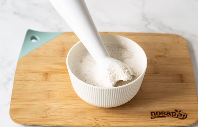 1. Этап. Вегетарианское молоко в домашних условиях: Слейте воду, промойте орехи. Залейте их чистой водой и измельчите блендером с щепоткой соли.