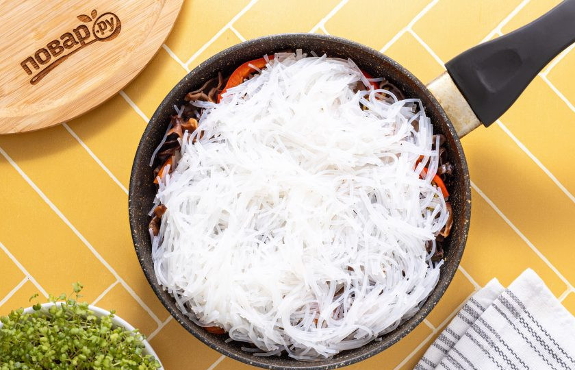 1. Этап. Салат из фунчозы и китайских древесных грибов: Затем добавьте лапшу, прогрейте все вместе 1 минуту и снимите с плиты.