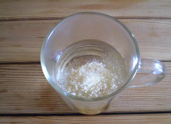 1. Этап. Диетическое желе из фруктов: 2. В теплой воде растворяем полностью желатин.