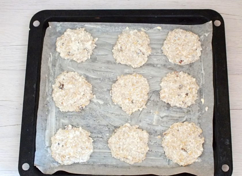 1. Этап. Творожное печенье без муки: Противень застелите пергаментом, смажьте его сливочным маслом. Ложкой выложите тесто на расстоянии друг от друга и распределите в лепешечку. Поставьте выпекаться в разогретую духовку до 200 градусов на 20 минут. Ориентируйтесь по своей духовке.