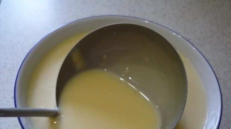 1. Этап. Блинчики по-французски: 2. Замешиваем тесто и хорошенько взбиваем массу. Комочков быть не должно, а сливочное масло вливается в самом конце.