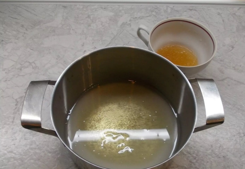 1. Этап. Глазурь для кулича из сгущенки: Заранее замочите желатин в 60 мл холодной кипячёной воды. И выдержите его в течение 40-60 минут. В оставшийся воде разведите сахар с глюкозой, доведите до кипения.