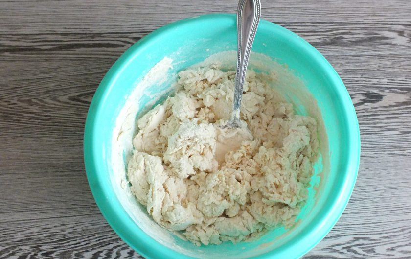 1. Этап. Хлеб с уксусом: Перемешайте ложкой до образования комочков.