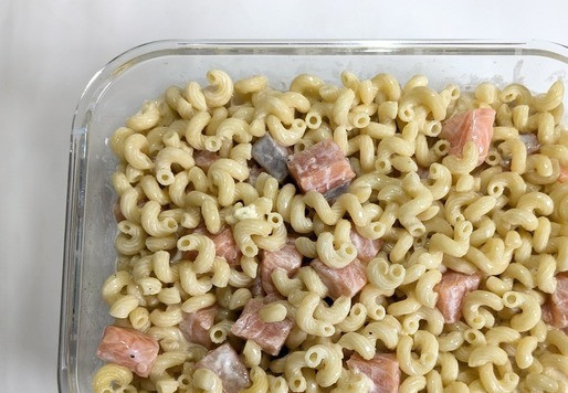 1. Этап. Запеканка с лососем и рожками: Перемешать и залить соусом.