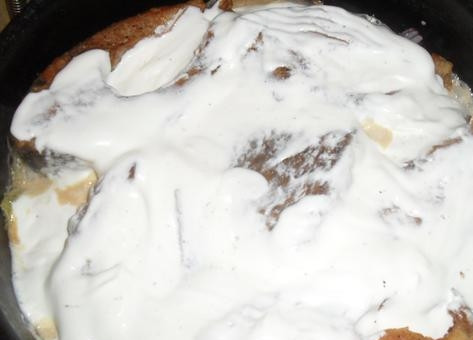 1. Этап. Тушеный сазан: 3. А теперь просто обильно заливаем все сметаной, не забыв добавить специи. На маленьком огне продолжаем тушить еще 10 минут, потом вливаем лимонный сок и воду, доводим до кипения и тушим еще пять минут.