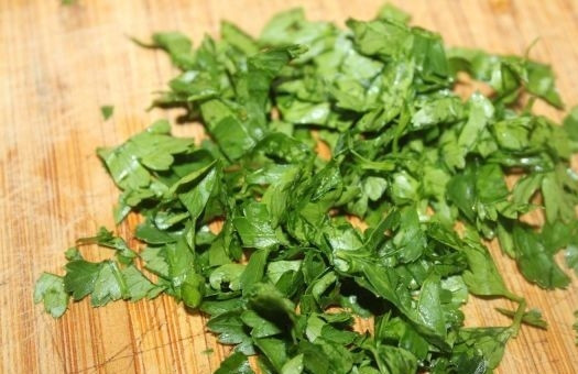 1. Этап. Салат с пророщенной пшеницей: Петрушку промойте и нарубите. Помидор помойте и нарежьте небольшими кусочками.