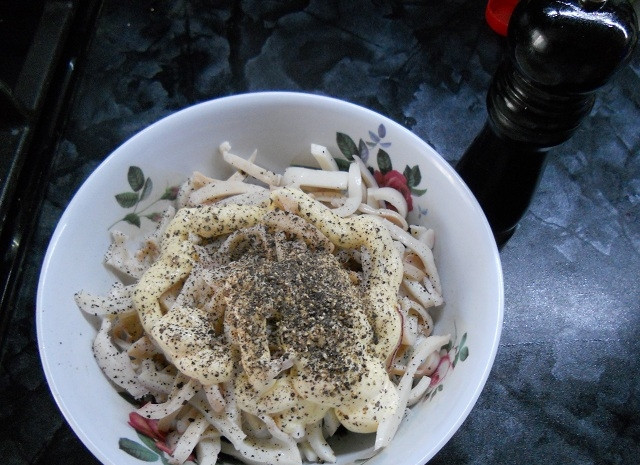 1. Этап. Салат из кальмаров и оливок: Смешайте кальмары, оливки, чеснок, заправьте майонезом, посолите и поперчите по вкусу. Всё перемешайте очень хорошо.