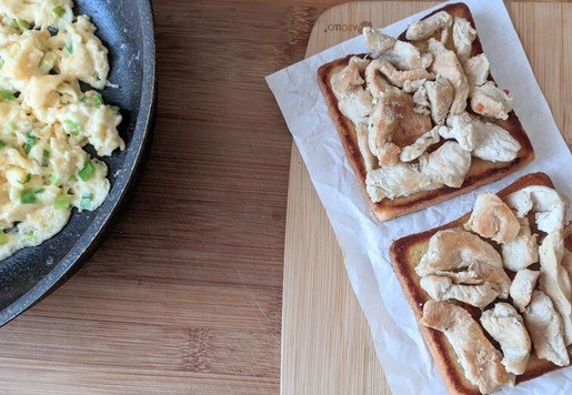 1. Этап. Техасские тосты с индейкой и яичницей: Собираем тост. На обжаренный хлеб кладём индейку.