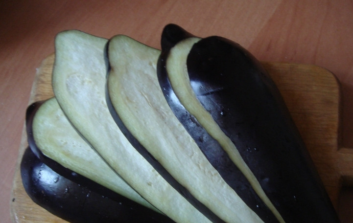 1. Этап. Баклажаны с соусом песто: Баклажаны вымойте и нарежьте на пластинки толщиной в полсантиметра. Посыпьте баклажаны солью, дайте им постоять, чтобы ушла ненужная горечь.