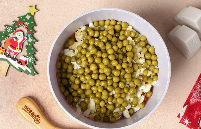 1. Этап. Салат Оливье на год Кролика: В самом конце добавьте горошек, предварительно слив с него всю жидкость.