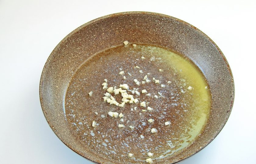 1. Этап. Паста с цветной капустой и петрушкой: 4. На сковороде растопите кусочек сливочного масла и добавьте измельченный ножом чеснок.