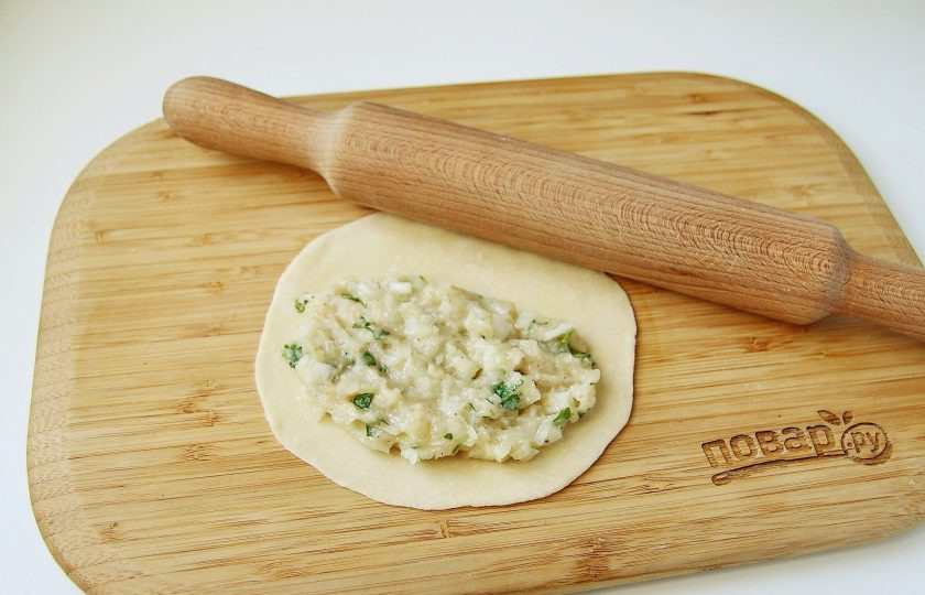 1. Этап. Диетические чебуреки: Обваляйте каждый кусочек в муке и раскатайте в форме круга, толщиной примерно 2 мм. Ближе к одному краю положите около 1-1,5 ст. ложки начинки.