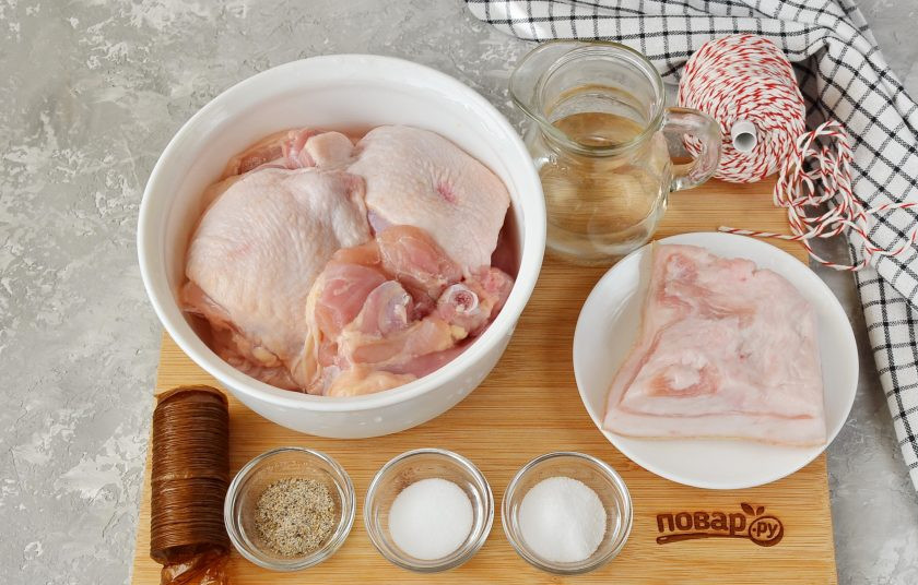 1. Этап. Домашняя колбаса из курицы: Подготовьте свежее охлажденное мясо, сало, специи. Приступим!