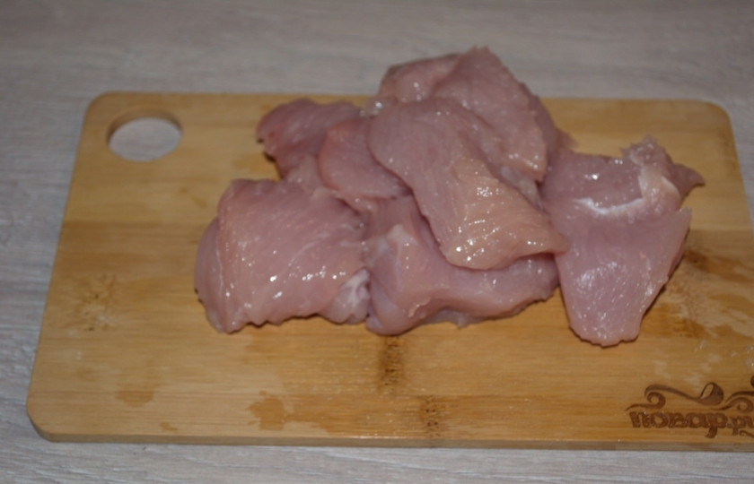 1. Этап. Куриные тефтели в сметанном соусе: Куриное филе нарезаем небольшими кусочками.