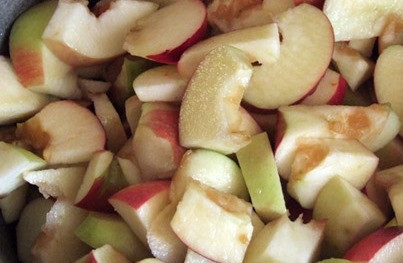 1. Этап. Пюре из яблок со сгущёнкой: Яблоки хорошо моем, чистим, нарезаем дольками и помещаем в кастрюлю с водой. Если яблоки - кислые, добавьте сахар. Ставим кастрюлю на маленький огонь под крышкой и варим до полного размягчения яблок, минут 20 максимум.