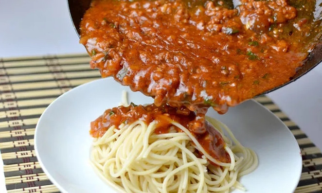 1. Этап. Спагетти с мясом: 5. Вот и весь секрет, как сделать спагетти с мясом быстро и просто. Подавайте сразу к столу, при желании присыпав тертым сыром.