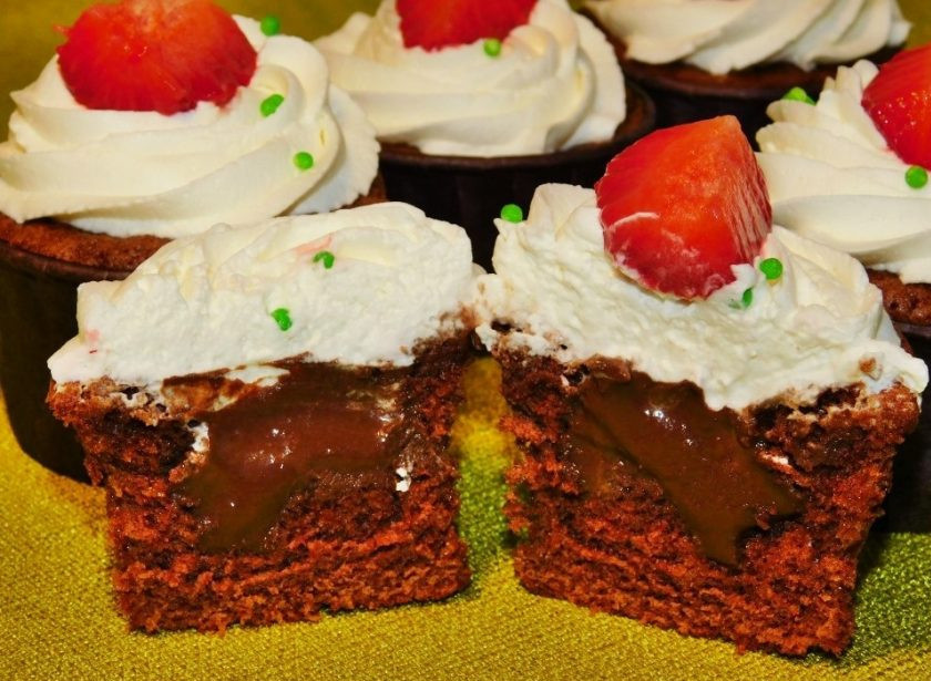 1. Этап. Шоколадные капкейки с шоколадной начинкой: Для крема взбейте сливки 33% с сахарной пудрой. Украсьте, сделав на пирожных шапочки. Приятного аппетита!