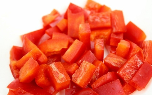 1. Этап. Cалат с брокколи и цветной капустой: Мелко нарежьте перец и помидоры черри напополам.