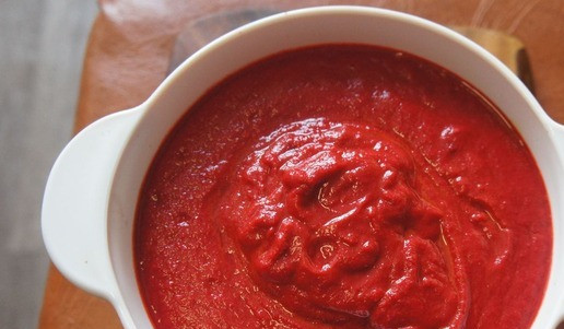 1. Этап. Гаспачо из свёклы: Готовый суп вылить в кастрюльку и хорошо охладить в холодильнике.