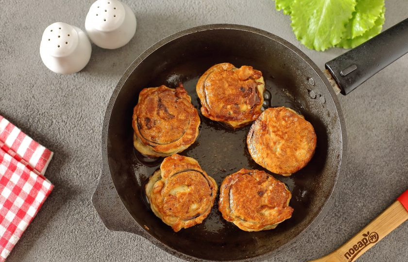 1. Этап. Баклажаны-бургеры: Обмакните каждую заготовку в кляр и выложите на разогретую сковороду с маслом. Жарить необходимо на огне чуть ниже среднего. Сначала под крышкой одну сторону, затем крышку необходимо убрать и подрумянить вторую.