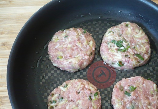 1. Этап. Бургеры в техасско-мексиканском стиле: Сформируйте котлеты того же диаметра, что и ваши булочки. В большой сковороде на среднем огне нагрейте масло. Положите котлеты и жарьте, пока они не подрумянятся снизу, примерно 7 минут. Осторожно переверните и жарьте до готовности, примерно 8 минут.