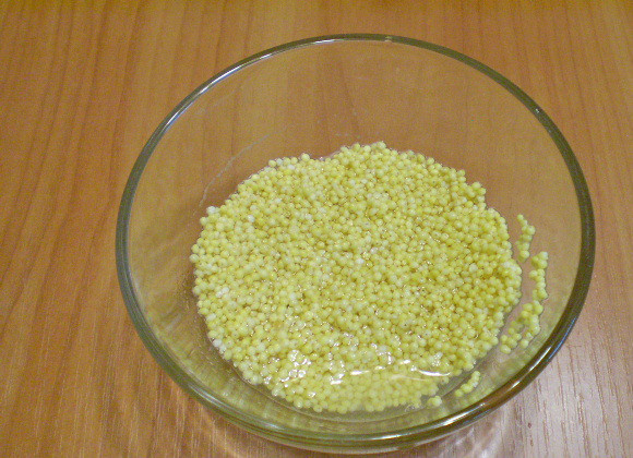 1. Этап. Рыбный суп для детей: 4. Пшено тщательно перебрать и вымыть. Для детей до года пшено можно заменить на рис или манную крупу. Пшено является аллергеном, поэтому в детском питании может использоваться после года.