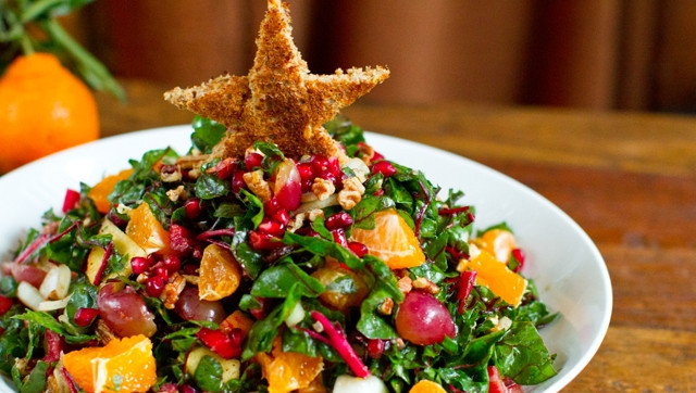 1. Этап. Новогодний салат с яблоком: 5. Выкладываем салат горкой, а из кусочка хлеба вырежем звездочку и обжарим. Выставим сверху - и наслаждаемся вкусом!