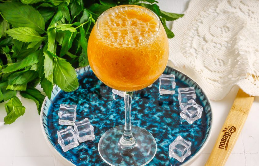 1. Этап. Коктейль Беллини: Влейте вино с персиковым пюре и сразу же подайте гостю, пока пюре не успело осесть на дно. По желанию можно сначала пропустить алкогольную жидкость через ситечко, если вы не любите, чтобы пюре из персиков попадалось в напитке.