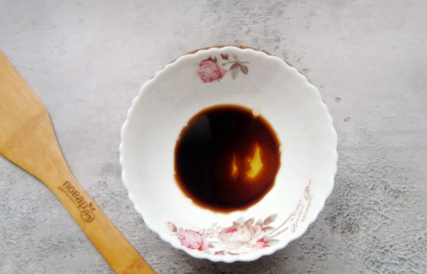 1. Этап. Буженина в медовом соусе: Приготовьте медовый соус. В мисочку налейте мёд и соевый соус, всыпьте черный молотый перец. Перемешайте соус.