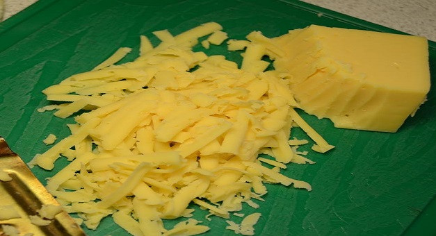 1. Этап. Кальмары с сыром и яйцом: 3. Твердый сыр, любой, который есть в холодильнике, натереть на крупной или средней терке. Можно также использовать мягкий сыр.