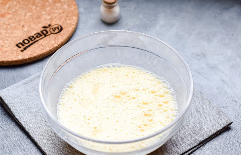 1. Этап. Кокосовое печенье без сахара: Добавьте к яйцам молоко, взбейте на небольших оборотах миксера.