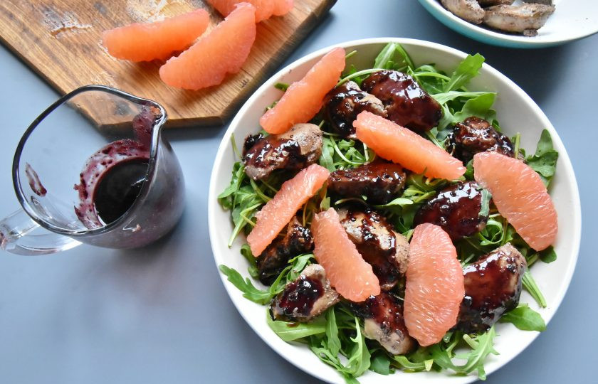 1. Этап. Куриная печень по-анжуйски: Поверх рукколы разложите теплые кусочки печени и полейте соусом из вина, меда и бальзамического уксуса. Между кусочками печени выложите дольки очищенного грейпфрута и пока блюдо не остыло, подайте к столу.
