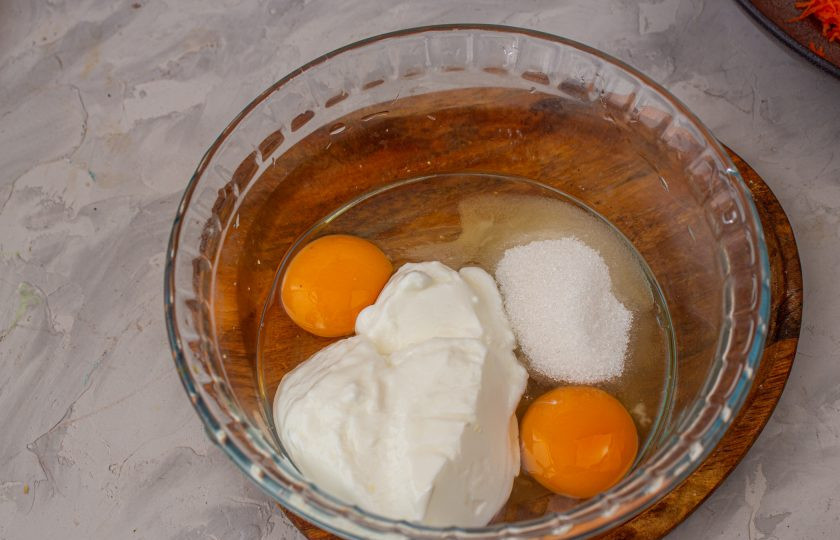 1. Этап. Торт морковный на сковороде: Для теста взбейте венчиком яйца, густой несладкий йогурт, сахар и соль.