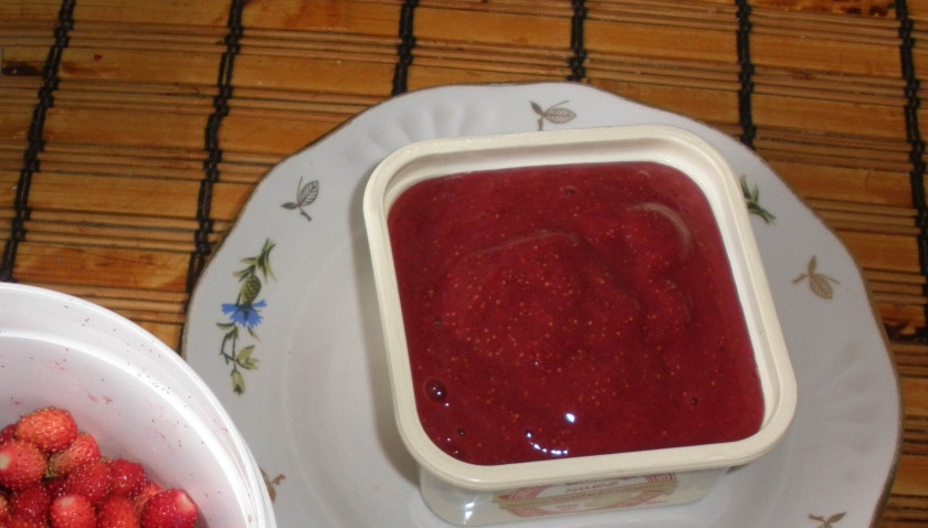 1. Этап. Земляничное варенье жидкое: Варенье в течение варки давим деревянной ложкой, чтобы ягода дала еще больше сока. Через 5 минут после закипания выключаем огонь. Разливаем варенье по банкам и закатываем, как обычно. Приятного аппетита!
