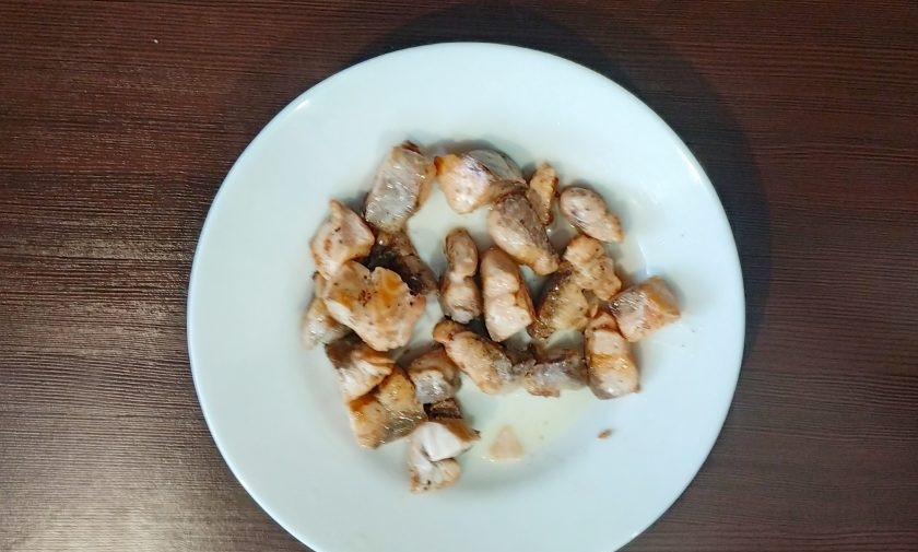 1. Этап. Форель с рисом: Рыбу посолите и обжарьте 2 минуты на растительном масле, предварительно посолив.