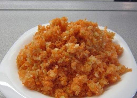 1. Этап. Лазанья в духовке: Репчатый лук, стебель сельдерея и морковь необходимо натереть на мелкой терке или измельчить с помощью кухонного комбайна.