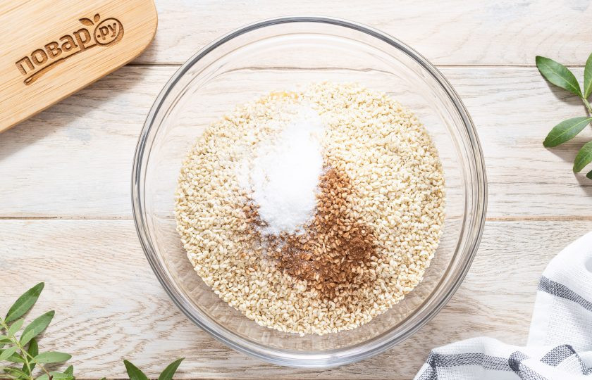 1. Этап. Печенье из кунжута и банана: Добавьте сахар, молотую корицу и кунжут.