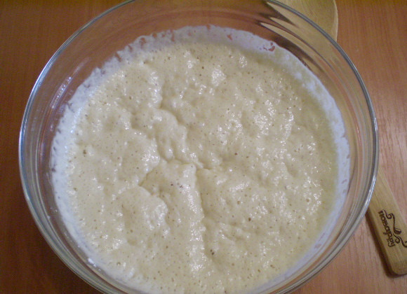 1. Этап. Дрожжевые оладьи на кефире: Тесто забродило, готово к жарке. Не перемешивайте его. Осторожно перенесите к плите.