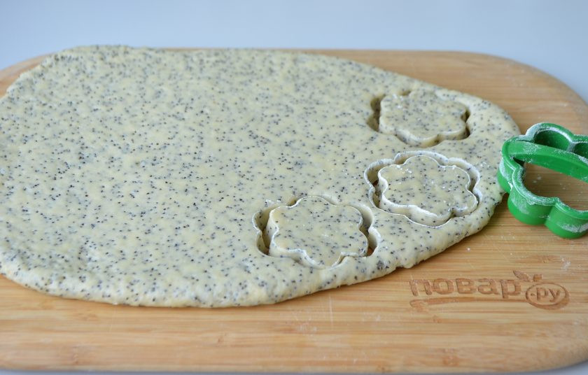 1. Этап. Коржики Маковые: 7. Охлажденное тесто раскатайте тонко, не более 1 см, вырубкой для печенья выдавите коржики.