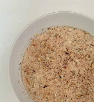 1. Этап. Ночная овсянка с морковью: Влить молоко, перемешать и убрать.